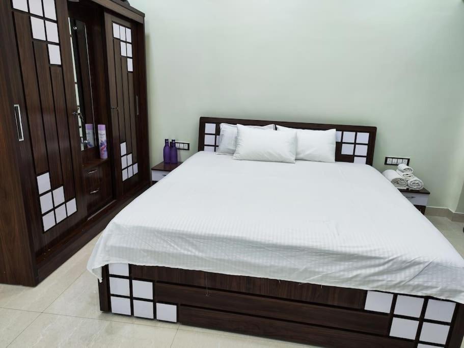 Apartment 1bhk Ac Service 202 *