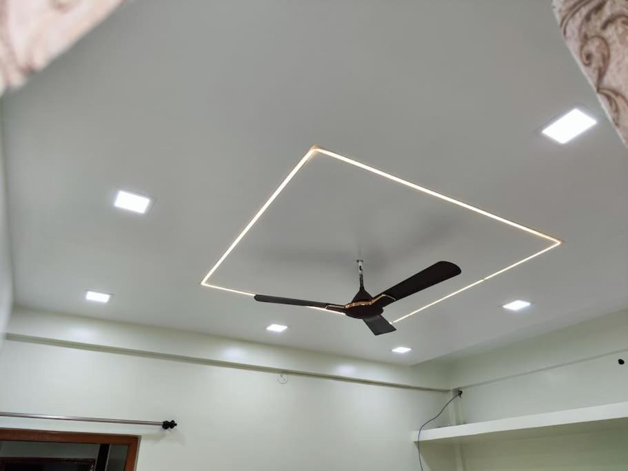Apartment 1bhk Ac Service 202 *