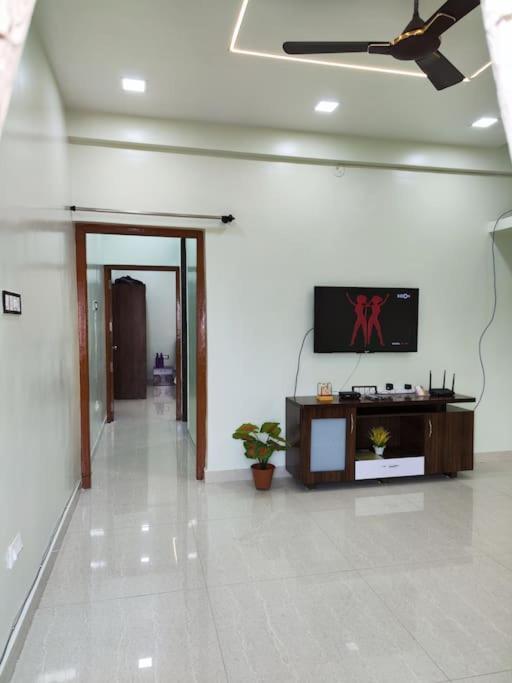 Apartment 1bhk Ac Service 202 *