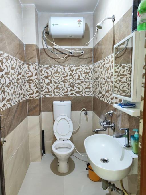 Apartment 1bhk Ac Service 202 *