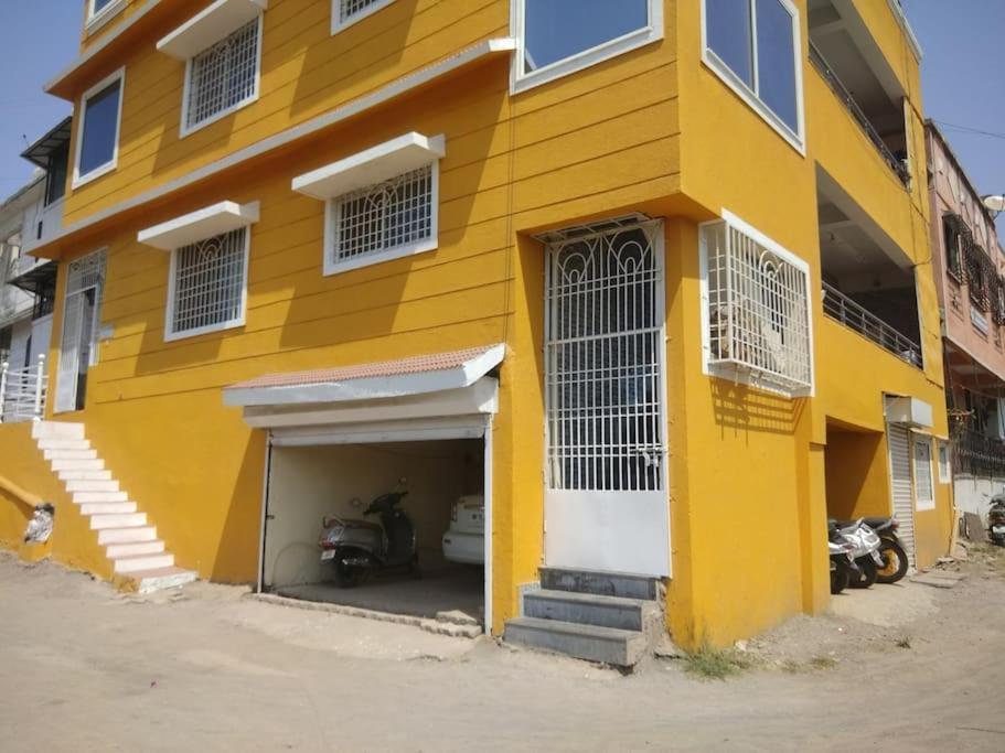 Apartment 1bhk Ac Service 202 *