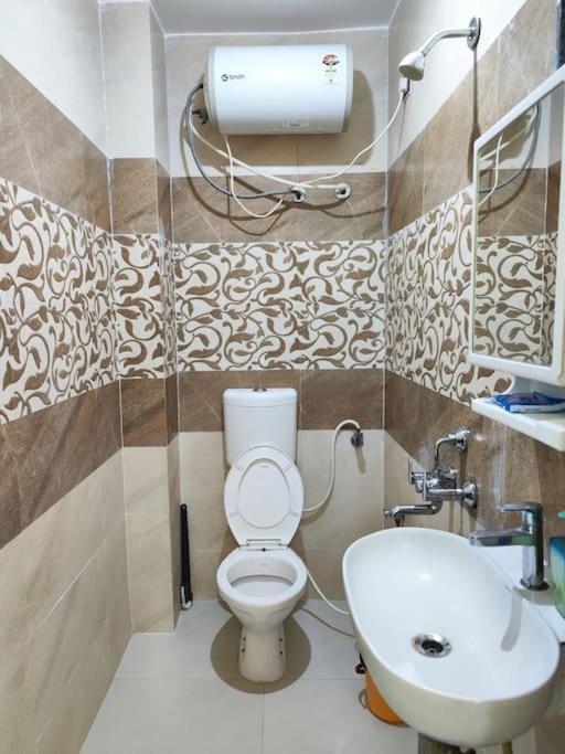 1bhk Ac Service 202 Apartment