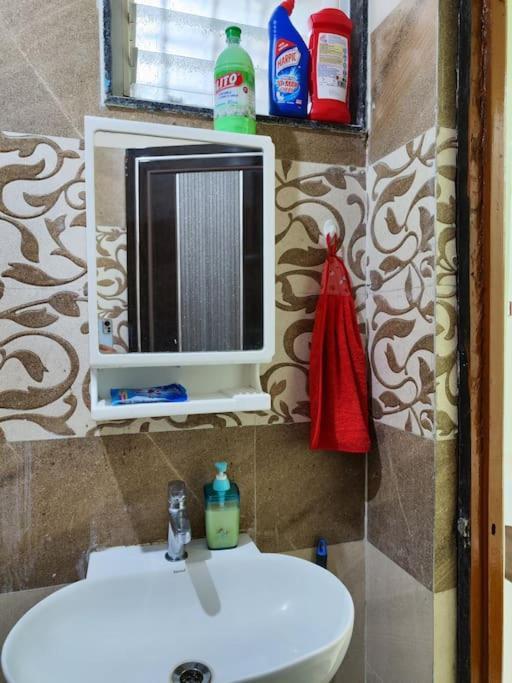 Apartment 1bhk Ac Service 202 *