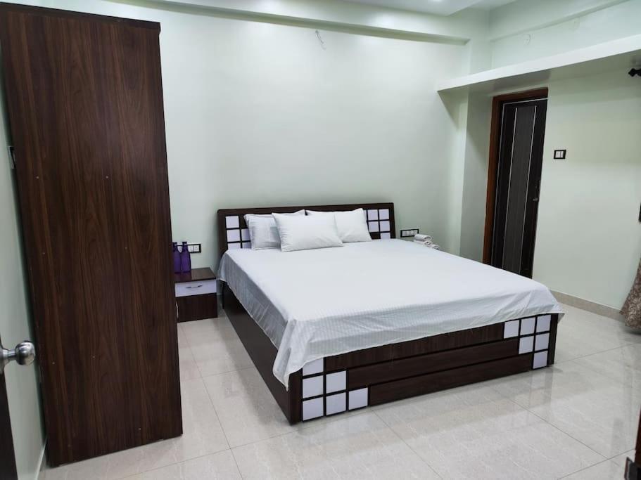 Apartment 1bhk Ac Service 202 Pune