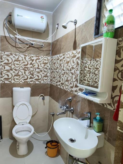 Apartment 1bhk Ac Service 202 *