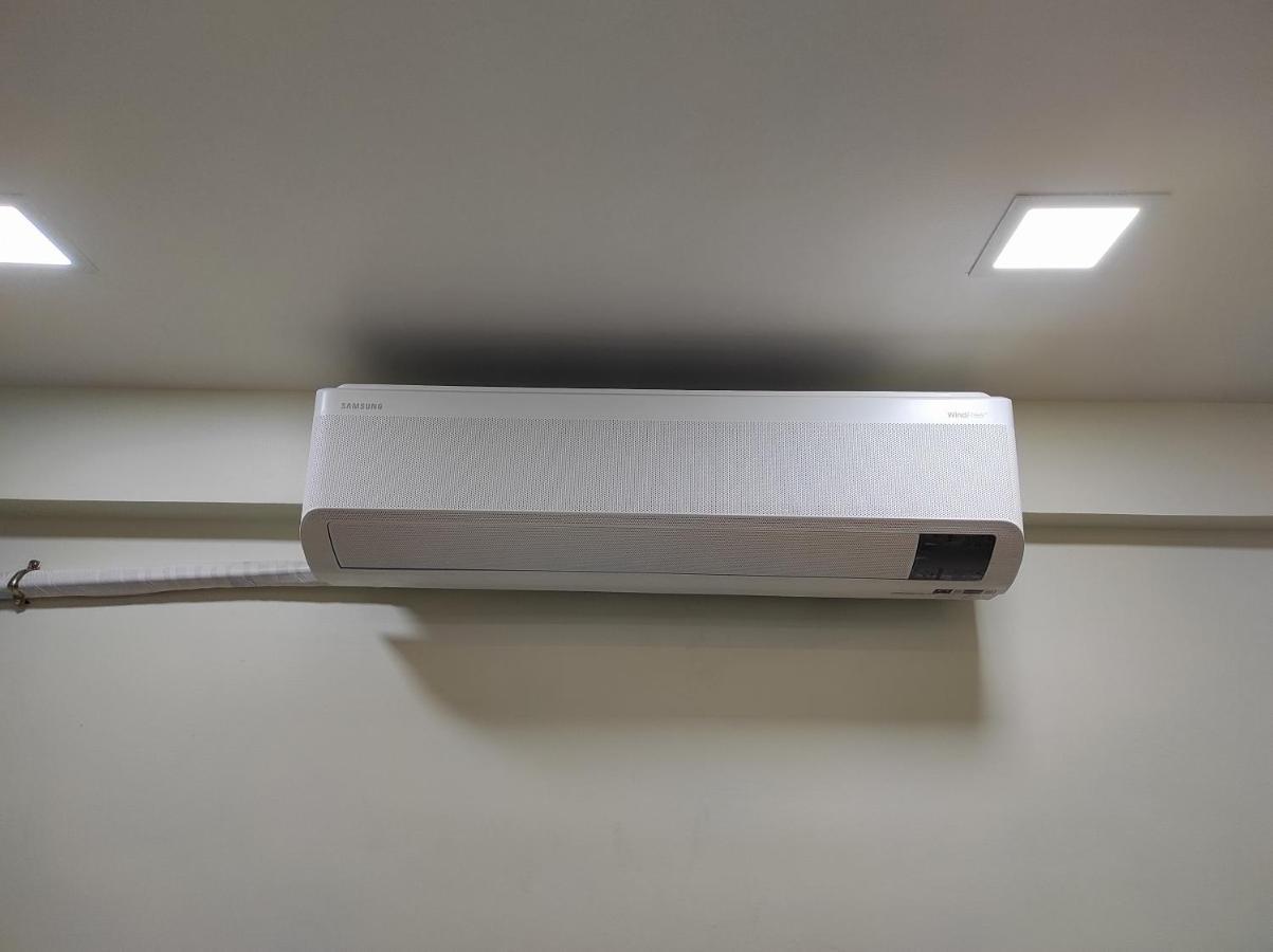 Apartment 1bhk Ac Service 202 *